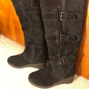 Like new Khombu wedge boots! Black suede!